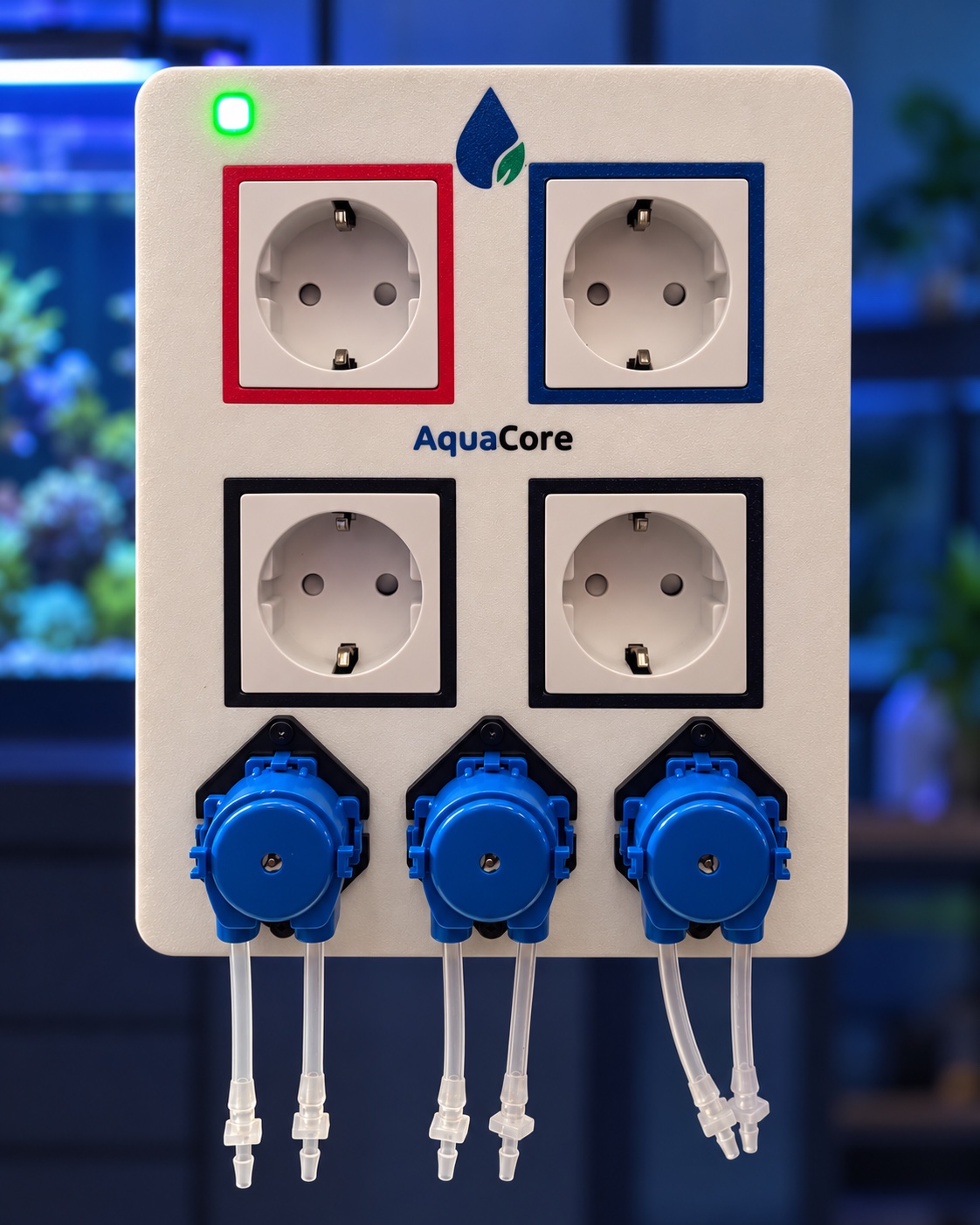 Prototipo real de AquaCore Lite con cuatro enchufes y tres bombas dosificadoras